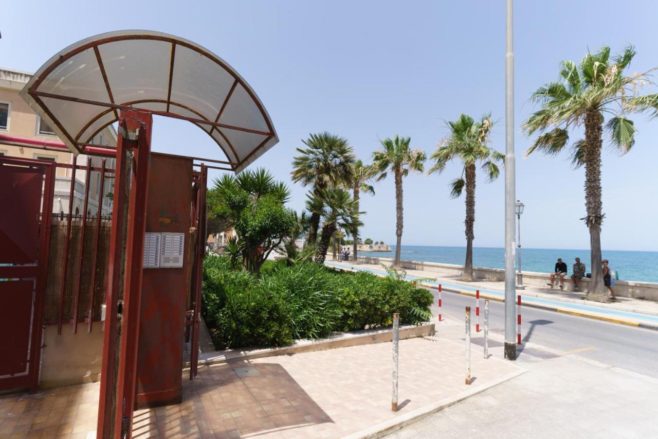 Abissi Room One Step From The Sea Trani Bagian luar foto